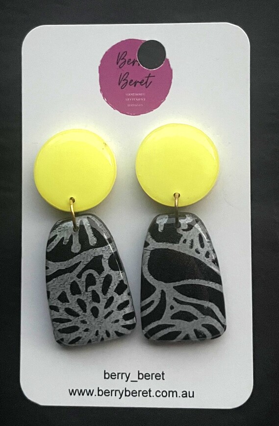 Berry Beret - Black & White Print with Yellow Circle Stud