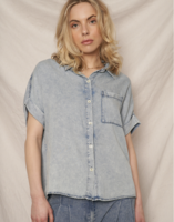 En Crème | MEDIUM Short Sleeve Denim Button Down Shirt