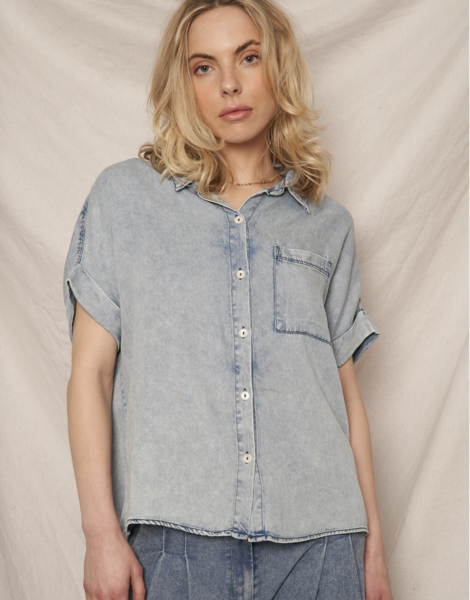 En Crème | LARGE Short Sleeve Denim Button Down Shirt