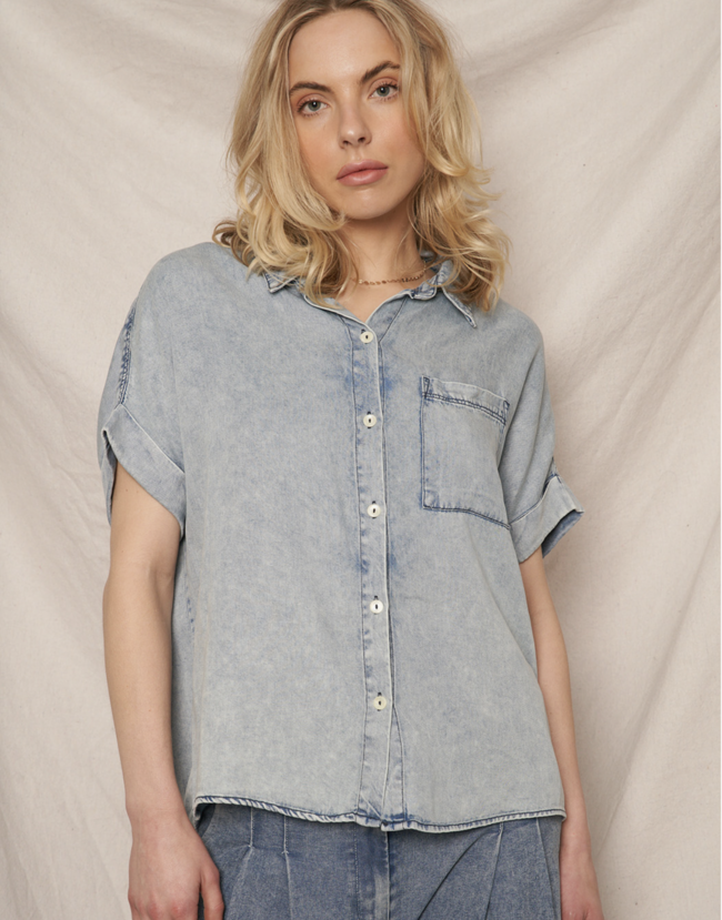 En Crème | LARGE Short Sleeve Denim Button Down Shirt